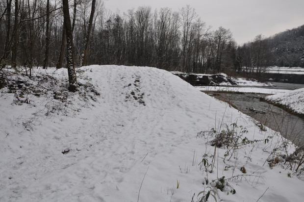 butte_rivere_enneigée